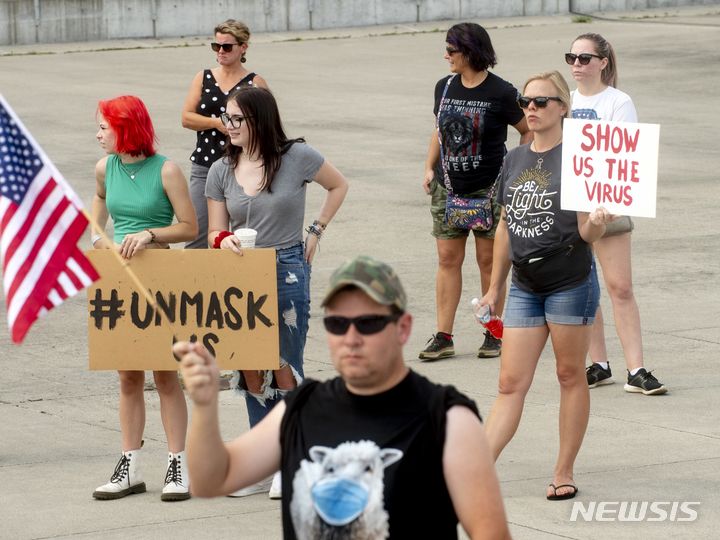 [제네시카운티(미 미시간주)=AP/뉴시스] 미국의 미시간주에서 학부모들이 학교에서의 마스크착용 의무화에 반대하는 시위를 하고 있다. 미국 각지에서 이 같은 반대가 일어나 어린이들의 코로나19 감염을 확산시키면서 누적 1360만명이 코로나19 확진자가 되었다.