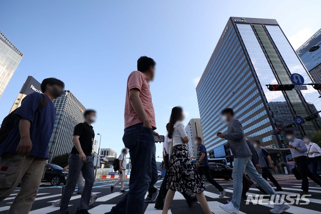 [서울=뉴시스] 김선웅 기자 = 서울 세종로사거리에서 직장인들이 출근길 발걸음을 옮기고 있다. 2021.08.19. mangusta@newsis.com