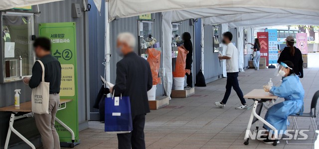 [서울=뉴시스] 김선웅 기자 = 0시 기준 2,152명의 신규 코로나19 확진자(역대 두 번째로 많은 수치)가 발생한 19일 오전 서울 중구 서울광장에 설치된 임시선별검사소에서 시민들이 검사를 받기 위해 줄을 서고 있다. 2021.08.19. mangusta@newsis.com