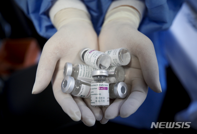 [서울=뉴시스] 정병혁 기자 = 8월19일 오전 서울 관악구 에이치플러스 양지병원에서 의료진이 아스트라제네카 백신 빈병을 정리하고 있다. 2021.11.04. jhope@newsis.com