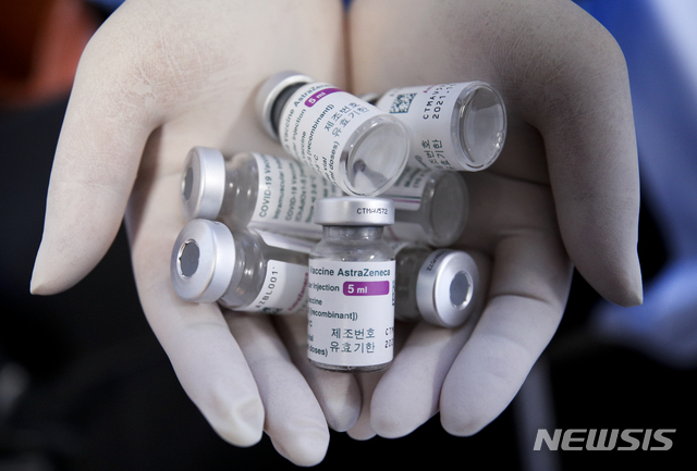 [서울=뉴시스] 정병혁 기자 = 코로나19 아스트라제네카 잔여백신 접종 연령이 30세 이상으로 변경된 지 이틀째인 지난 8월19일 오전 서울 관악구 에이치플러스 양지병원에서 의료진이 아스트라제네카 백신 빈 병을 정리하고 있다. 2021.08.19. jhope@newsis.com