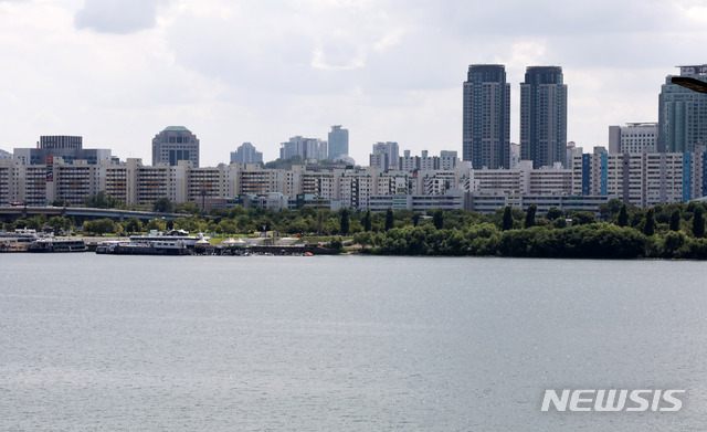 [서울=뉴시스] 고범준 기자 = 서울 여의도 한강변 주변의 아파트 단지 모습. 2021.08.19. bjko@newsiscom