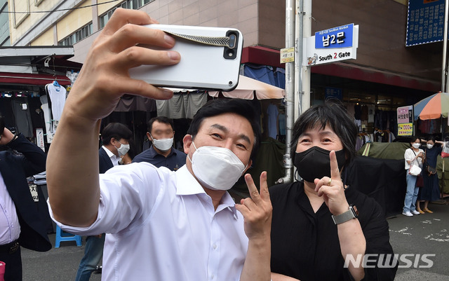 [대구=뉴시스] 이무열 기자 = 국민의힘 대권주자인 원희룡 전 제주지사가 19일 오후 대구 중구 서문시장을 찾아 시민과 셀카를 찍고 있다. 2021.08.19. lmy@newsis.com