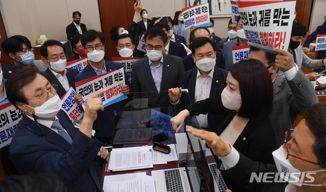 [서울=뉴시스] 최동준 기자 =지난 19일 오후 서울 여의도 국회에서 열린 문화체육관광위원회 전체회의에서 국민의힘 의원들이 언론중재법 개정안 통과시키려는 도종환 위원장의 회의 진행에 항의하고 있다. (공동취재사진) 2021.08.19. photo@newsis.com