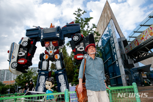 [부천=뉴시스] 정병혁 기자 = 김형배 부천국제만화축제 운영위원장이 19일 오후 경기 부천시 한국만화영상진흥원에서 뉴시스와 인터뷰를 마친 뒤 포즈를 취하고 있다. 2021.08.19. jhope@newsis.com