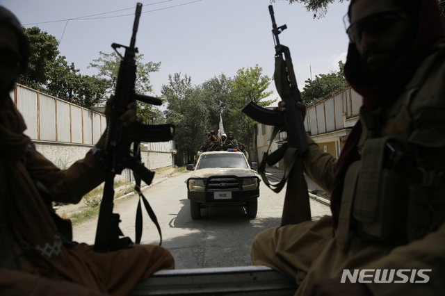 [카불(아프가니스탄)=AP/뉴시스] 지난 19일(현지시간) 탈레반 조직원들이 아프가니스탄 수도 카불에서 경계를 서고 있다. 2021.08.23.