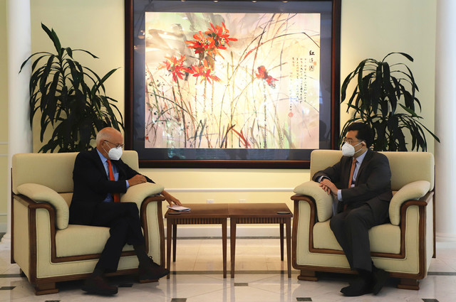 [서울=뉴시스] 19일(현지시간) 미국 주재 중국 대사관이 공개한 사진으로, 친강 미국 주재 중국대사(오른쪽)가 스티븐 올린스 미중관계전국위원회(NCUSCR) 위원장을 만나고 있다. <사진출처: 주미 중국대사관 사이트> 2021.08.20