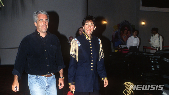 [서울=뉴시스] 다큐 '엡스타인의 그림자: 길레인 맥스웰' 스틸. (사진=왓챠 제공) 2021.08.20 photo@newsis.com