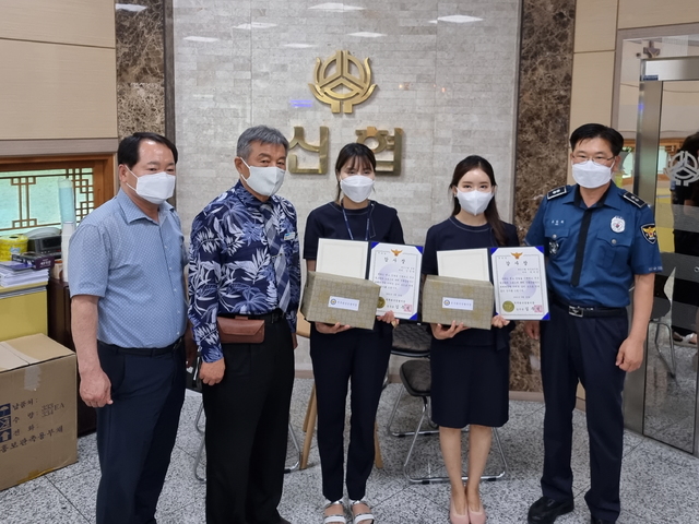 동시간대 같은 은행 다른 지점서 연이어 발생한 보이스피싱 사기사건을 막아낸 전주 대건신협 직원들이 완산경찰서장의 감사장을 전달받은 뒤 기념사진을 찍고 있다. *재판매 및 DB 금지