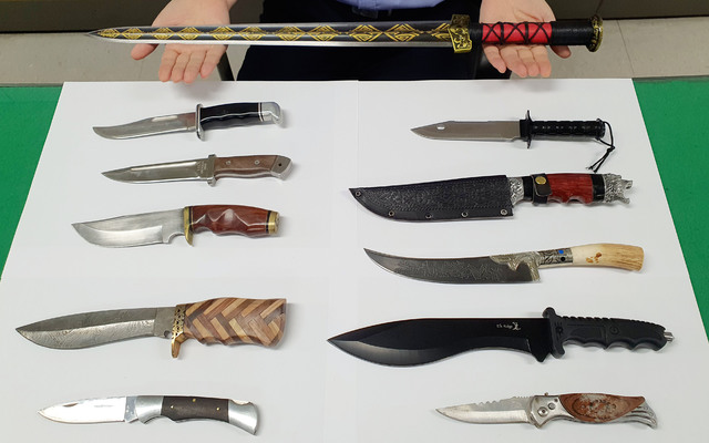 [인천공항=뉴시스] 홍찬선 기자 = 사진은 인천공항 입국과정에서 적발된 도검류의 모습. (사진=인천본부세관 제공) 2021.08.21. photo@newsis.com *재판매 및 DB 금지