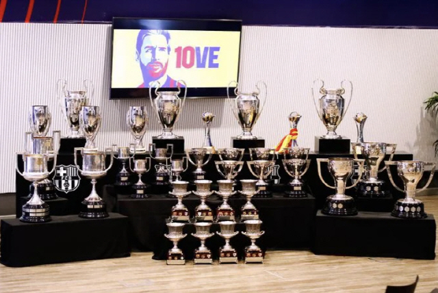 [서울=뉴시스] 메시의 바르셀로나 시절 트로피. (캡처=기브미스포츠)