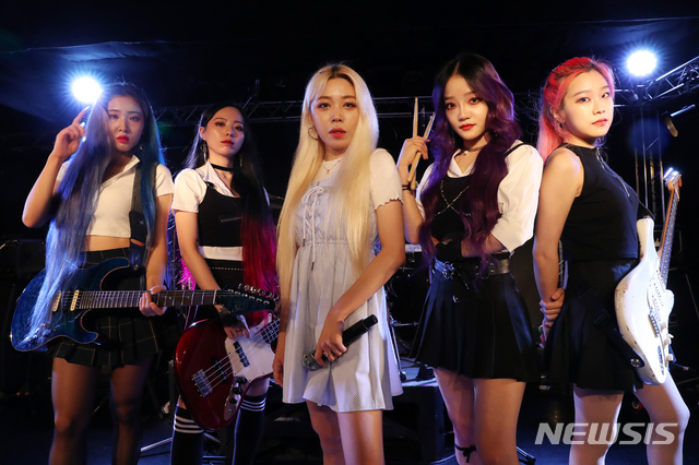 [서울=뉴시스] 박진희 기자 = 여성 하드록 밴드 '롤링쿼츠' 멤버 기타리스트 최현정(왼쪽부터), 베이시스트 아름, 보컬리스트 자영, 기타리스트 아이리, 드러머 영은이 지난 19일 서울 마포구 연습실에서 뉴시스 인터뷰를 마치고 사진촬영을 하고 있다. 2021.08.23. pak7130@newsis.com