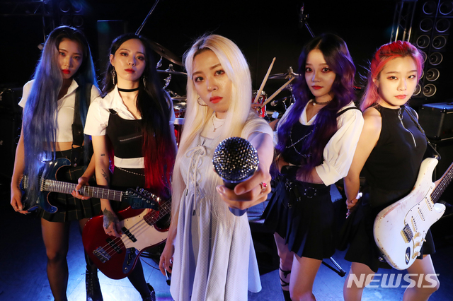 [서울=뉴시스] 박진희 기자 = 여성 하드록 밴드 '롤링쿼츠' 멤버 기타리스트 최현정(왼쪽부터), 베이시스트 아름, 보컬리스트 자영, 기타리스트 아이리, 드러머 영은이 지난 19일 서울 마포구 연습실에서 뉴시스 인터뷰를 마치고 사진촬영을 하고 있다. 2021.08.23. pak7130@newsis.com