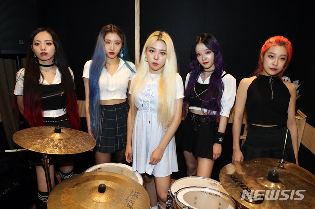 [서울=뉴시스] 박진희 기자 = 여성 하드록 밴드 '롤링쿼츠' 멤버 베이시스트 아름(왼쪽부터), 기타리스트 최현정, 보컬리스트 자영, 드러머 영은, 기타리스트 아이리이 지난 19일 서울 마포구 연습실에서 뉴시스 인터뷰를 마치고 사진촬영을 하고 있다. 2021.08.23. pak7130@newsis.com