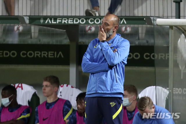 [파수스 드 페헤이라=AP/뉴시스]토트넘의 누누 이스피리투 산투 감독. 2021.08.19.