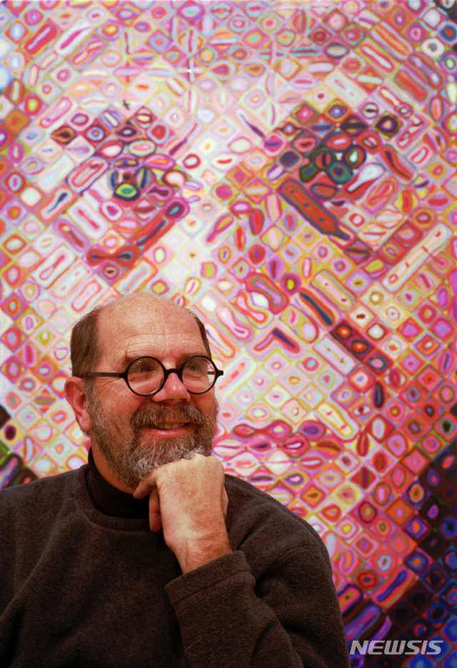 [뉴욕=AP/뉴시스] 신체 장애를 극복하고, 극사실적인 인물 초상화로 이름을 알린 세계적인 화가이자 판화가 척 클로스가 향년 81세로 세상을 떠났다. 사진은 자신의 작품 앞에 선 척 클로스의 모습. 2021.08.20. 