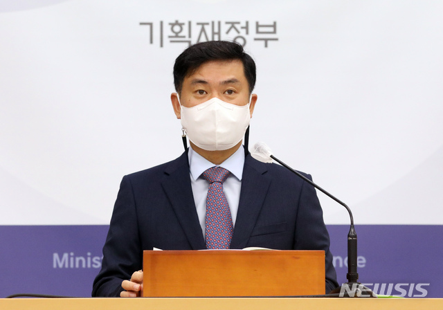 [세종=뉴시스] 강종민 기자 = 김영훈 기획재정부 경제분석과장이 20일 오전 정부세종청사에서 최근 경제동향을 설명하고 있다. 최근 우리경제는 수출 호조세와 고용 개선흐름이 이어졌지만 코로나19 재확산 등으로 대면서비스업 등을 중심으로 내수 관련 불확실성이 지속되는 것으로 나타났다. 2021.08.20. ppkjm@newsis.com