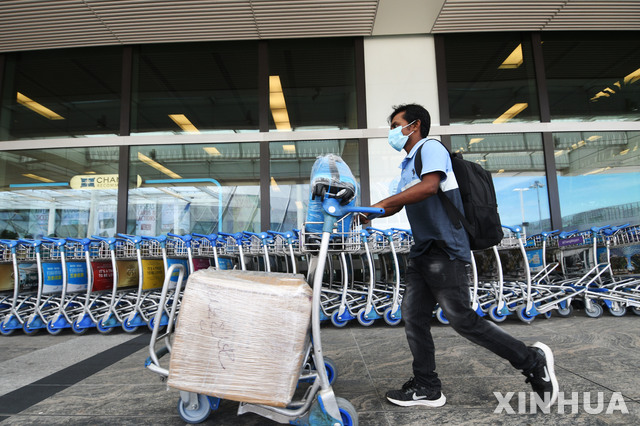 [싱가포르=신화/뉴시스] 19일 싱가포르 창이 공항 출국장에서 한 여행객이 짐을 끌고 나오고 있다. 싱가포르 정부는 코로나19로 국경이 축소되면서 백신 접종을 마친 사람들의 싱가포르 여행을 위해 '백신 접종 완료 전용 노선'(VTL: Vaccinated Travel Lane)을 운용한다고 밝혔다. 이에 따라 9월 초부터 독일과 브루나이의 백신 접종 완료 여행객은 VTL을 통해 아무런 통제나 검역 없이 입국할 수 있게 된다. 2021.08.20. 