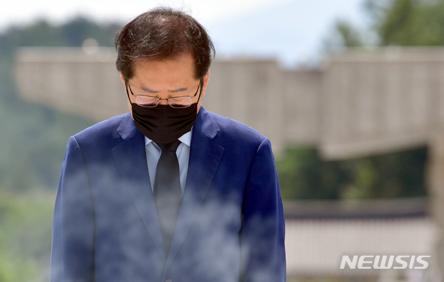 [광주=뉴시스] 류형근 기자 = 국민의힘 대선주자인 홍준표 의원이 20일 오전 광주 북구 운정동 국립5·18민주묘지를 찾아 오월영령에 참배하고 있다. 2021.08.20. hgryu77@newsis.com