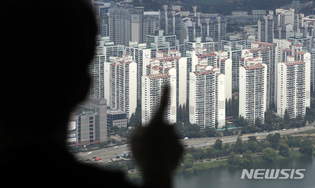 [서울=뉴시스] 홍효식 기자 = 서울 송파구 롯데월드타워 전망대에서 내려다 본 시내 아파트 단지 모습. 2021.08.20. yesphoto@newsis.com 이 사진은 기사 내용과 직접적 관련 없음