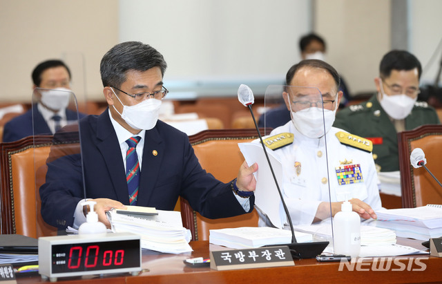 [서울=뉴시스] 전신 기자 = 서욱 국방부 장관과 부석종 해군참모총장이 20일 서울 여의도 국회에서 열린 국방위원회 전체회의에 출석해 있다. (공동취재사진) 2021.08.20. photo@newsis.com