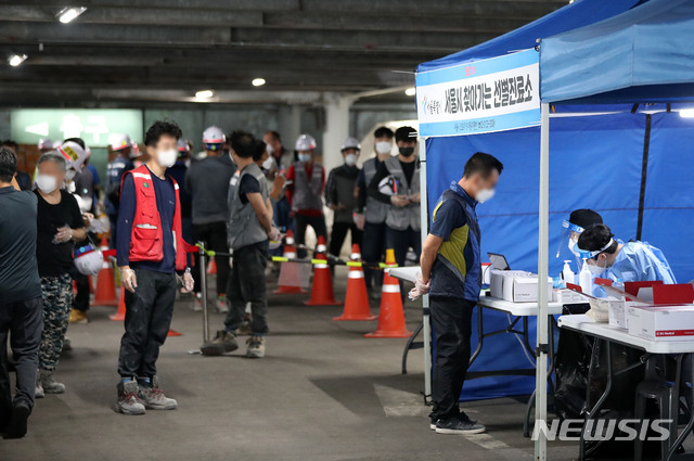 [서울=뉴시스] 백동현 기자 = 강남구·서초구 건설현장 등에서 집단감염이 발생한 가운데 20일 오후 서울 중구 앰배서더호텔 리모델링 공사현장에서 건설노동자들이 검사를 위해 대기하고 있다. 2021.08.20. livertrent@newsis.com