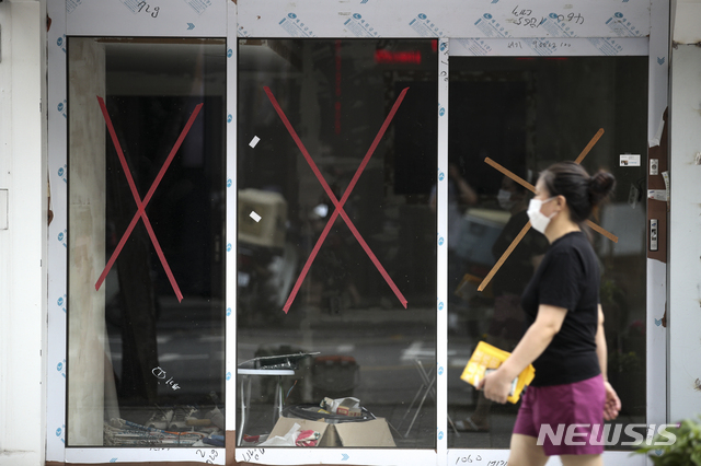 [서울=뉴시스] 서울 서대문구 신촌거리에 위치한 한 점포가 폐업으로 불이 꺼져 있다. (사진=뉴시스 DB). photo@newsis.com