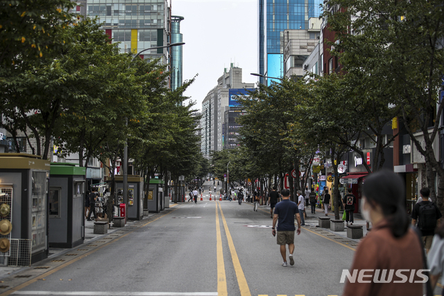 [서울=뉴시스] 정병혁 기자 = 코로나19 확산세가 계속됨에 따라 정부가 수도권 4단계, 비수도권 3단계 거리두기를 2주 연장한다고 발표한 20일 오후 서울 서대문구 신촌거리가 한산한 모습을 보이고 있다. 정부는 거리두기 연장과 관련해 4단계 지역의 식당과 카페는 영업시간을 밤 10시에서 9시까지 단축하고, 저녁 6시 이후엔 백신 접종 완료자 2명을 포함해 총 4인까지 모일 수 있도록 했다.  2021.08.20. jhope@newsis.com