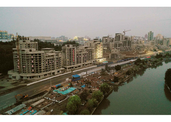 [서울=뉴시스] 북한 노동신문은 21일 "조선노동당 총비서이시며 조선민주주의인민공화국 국무위원장이신 경애하는 김정은 동지께서 보통강 강안 다락식 주택구 건설 사업을 현지지도하셨다"고 보도했다. 2021.08.21. (사진=노동신문 캡처) *재판매 및 DB 금지