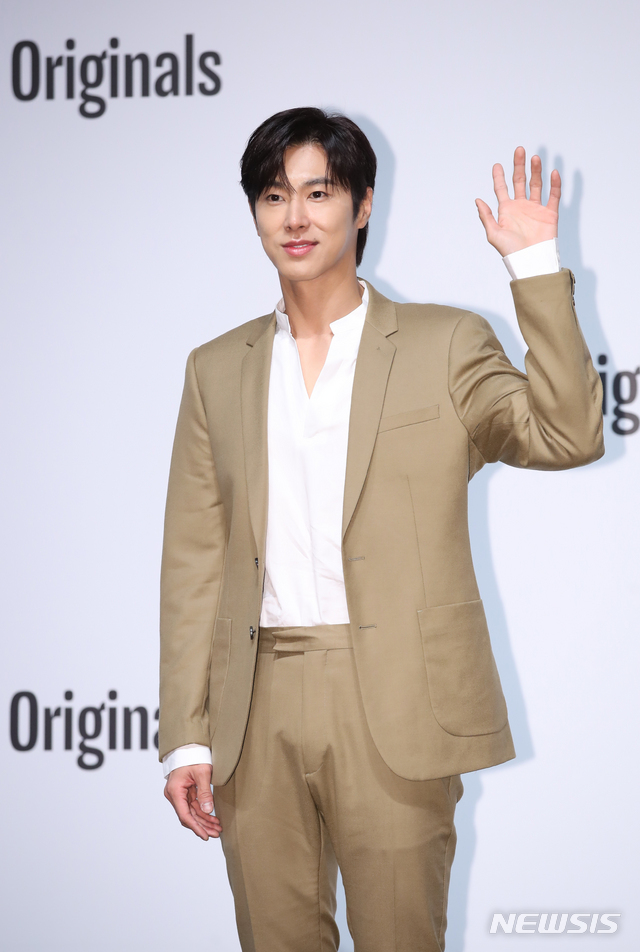 [서울=뉴시스] 조수정 기자 = 동방신기 유노윤호가 27일 오전 서울 삼성동 코엑스 아티움 SM타운씨어터에서 열린 유튜브 오리지널 '아날로그 트립 인 인도네시아' 기자간담회에서 포즈를 취하고 있다. 2019.09.27.chocrystal@newsis.com *재판매 및 DB 금지