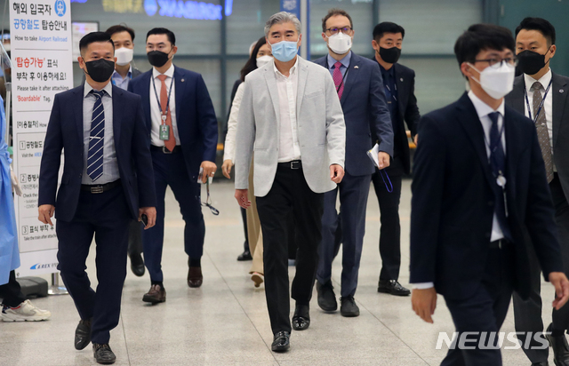 [인천공항=뉴시스] 배훈식 기자 = 성 김 미국 국무부 대북특별대표가 21일 오전 인천국제공항을 통해 방한하고 있다. 2021.08.21. dahora83@newsis.com