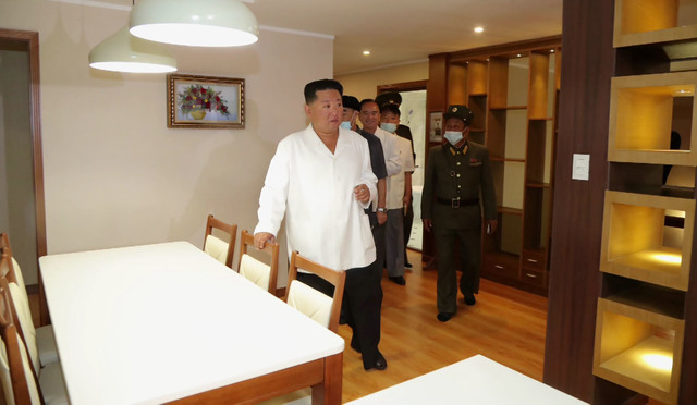 [서울=뉴시스] 북한 조선중앙TV는 김정은 북한 노동당 총비서 겸 국무위원장이 평양 도심 보통강 강변에 조성 중인 테라스형 고급주택 단지 건설 현장을 현지 지도했다고 21일 방영했다. (사진=조선중앙TV 캡처) 2021.08.21. photo@newsis.com *재판매 및 DB 금지