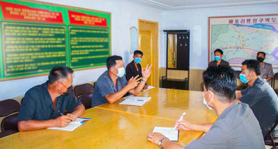 [서울=뉴시스] 북한 평성시 화포농장 초급당위원회에서. 2021.08.22. (사진=노동신문 캡처) *재판매 및 DB 금지