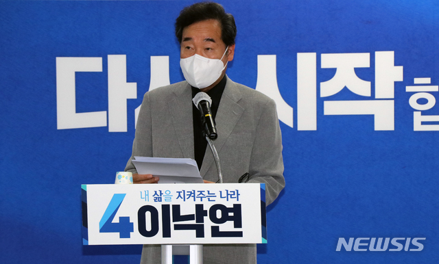 [대전=뉴시스] 조명휘 기자 =더불어민주당 대권 주자인 이낙연 전 대표가 22일 오후 대전시당에서 기자간담회를 열고 대전충청 공약을 발표하고 있다. 2021.08.22. photo@newsis.com