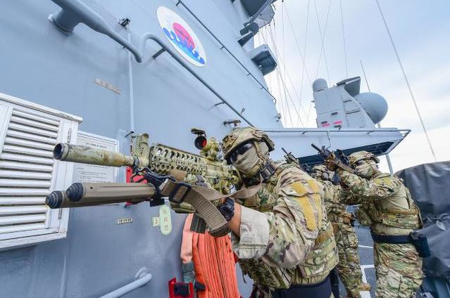 [서울=뉴시스] 해군1함대 특전대대 장병들이 테러 상황을 가정한 승선검색훈련을 하고 있다. 22년 만에 개정된 해군의 목표 중 세계 평화에 기여한다는 내용을 추가해 군사외교, 국제평화 유지활동 등 국가 대외정책 지원이 해군의 중요한 역할임을 강조했다. 2021.08.23. (사진=해군 제공) *재판매 및 DB 금지