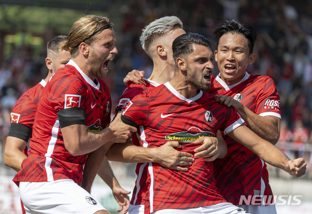 [프라이부르크=AP/뉴시스]정우영이 선발로 뛴 프라이부르크가 도르트문트를 잡았다. 2021.08.21.