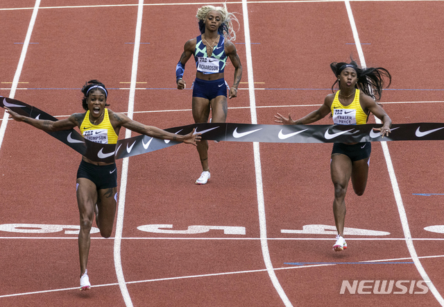 [유진=AP/뉴시스] 일레인 톰프슨(자메이카·사진 가장 왼쪽)이 22일(한국시간) 미국 오리건주 유진의 헤이워드 스타디움에서 열린 세계육상연맹 다이아몬드리그 2021 프리폰테인 클래식 여자 100m 경기에서 가장 먼저 결승선을 통과하고 있다. 2021.08.22