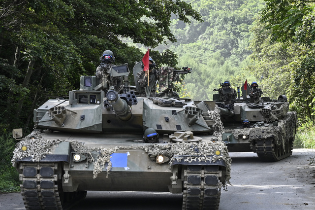 [서울=뉴시스] 지난 19일 육군 최초로 여단급 ‘훈련부대 간 KCTC 쌍방훈련’이 진행되는 육군과학화전투훈련단에서 3사단 혜산진여단 전투단 소속 전차들이 기동하고 있다. (사진= 육군 제공) 2021.08.22. photo@newsis.com *재판매 및 DB 금지