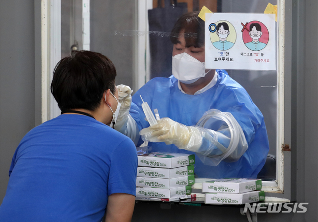 [서울=뉴시스] 조성우 기자 = 지난 22일 오후 서울 관악구 보건소 선별진료소에서 의료진이 검체 채취를 하고 있다. 2021.08.22. xconfind@newsis.com