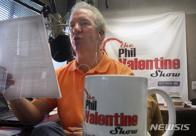 [내슈빌=AP/뉴시스] 평소 백신 무용론을 주장했던 미국 테네시주 내슈빌 라디오 방송 WTN의 진행자 필 발렌타인이 코로나19 감염으로 21일(현지시간) 사망했다. 사진은 발렌타인이 지난 2009년 5월14일 라디오 방송을 진행하는 모습. 2021.08.22.