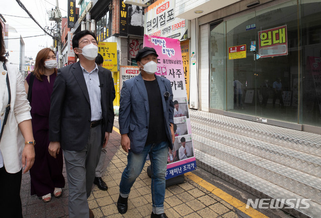 [서울=뉴시스] 국회사진기자단 = 유승민 국민의힘 대선 예비후보가 22일 오전 서울 마포구 홍대거리에서 이태진 홍대소상공인번영회 회장의 설명을 들으며 폐업한 가게를 둘러보고 있다. 2021.08.22. photo@newsis.com