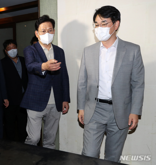 [서울=뉴시스] 국회사진기자단 =송영길 더불어민주당 대표가 22일 서울 여의도의 한 식당에서 열린 박용진 대선 예비후보와의 오찬 회동에서 박 후보에게 자리를 권하고 있다. 2021.08.22. photo@newsis.com