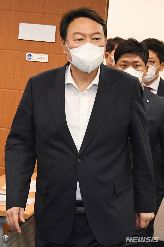 [서울=뉴시스] 국회사진기자단 = 국민의힘 대권주자인 윤석열 전 검찰총장. 2021.08.22. photo@newsis.com