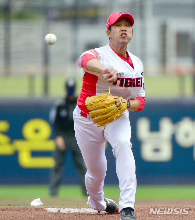 [광주=뉴시스] 류형근 기자 = 22일 오후 광주 북구 광주-기아챔피언스필드에서 열린 KIA 타이거즈 대 키움 히어로즈의 경기, 1회초 무사에서 KIA 선발투수 임기영이 역투하고 있다. 2021.08.22. hgryu77@newsis.com