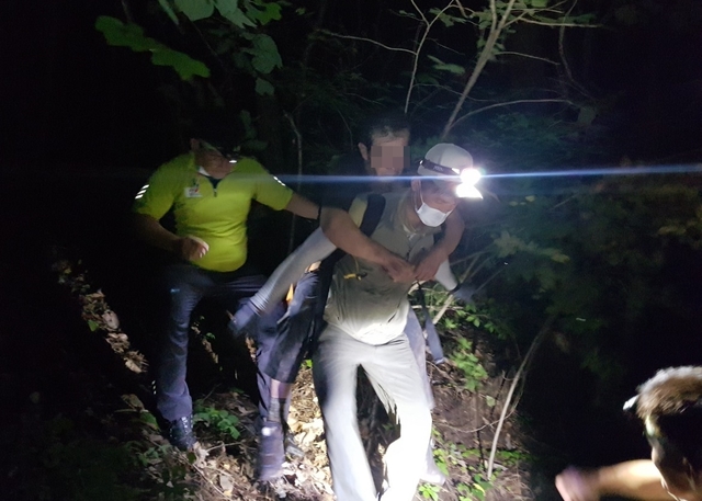 구조대가 주왕산국립공원에서 조난자를 구조해 하산하고 있다. (사진=주왕산국립공원사무소 제공) *재판매 및 DB 금지