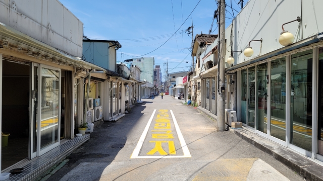 [평택=뉴시스] 박종대 기자 = 경찰이 경기 평택시 평택역 성매매집결지 단속에 나선 가운데 지난달 21일 오후 이곳 성매매집결지 내에 일부 성매매 업소들이 문을 열어놓고 있다. 2021.8.23. pjd@newsis.com *재판매 및 DB 금지