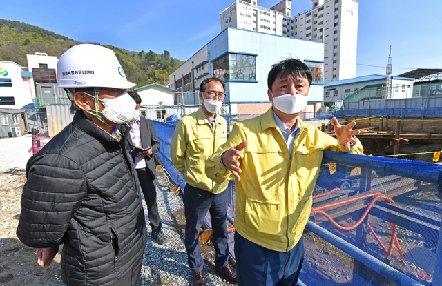 강원 화천읍에 들어설 화천복합커뮤니티센터 공사현장을 점검하는 최문순 군수(오른쪽 첫 번째). (사진=화천군청 제공) *재판매 및 DB 금지