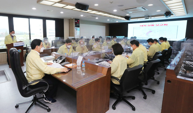 [창원=뉴시스] 강경국 기자 = 허성무 경남 창원시장이 23일 재난상황실에서 전 실·과·소장 및 구청장이 참석한 가운데 제12호 태풍 '오마이스'에 대비한 긴급 대책회의를 개최하고 있다. (사진=창원시청 제공). 2021.08.23. photo@newsis.com *재판매 및 DB 금지