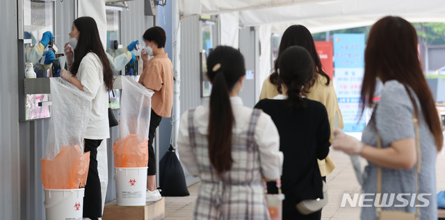 [서울=뉴시스] 이영환 기자 = 23일 오전 서울 중구 서울광장에 마련된 코로나19 임시선별검사소에서 시민들이 검사를 받고 있다. 2021.08.23. 20hwan@newsis.com