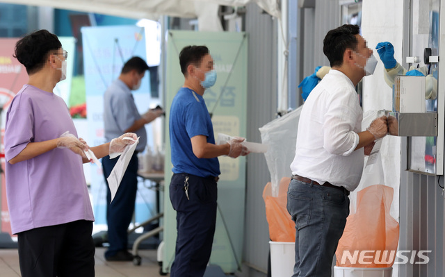 [서울=뉴시스] 이영환 기자 = 지난 23일 오전 서울 중구 서울광장에 마련된 코로나19 임시선별검사소에서 시민들이 검사를 받고 있다. 2021.08.23. 20hwan@newsis.com